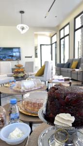 a living room with a table with a chocolate cake at شاليه ضي in Hail