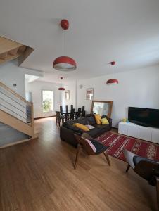 - un salon avec un canapé et une table dans l'établissement Maison Luxe avec Jardin, 5 Chambres, Home Cinéma - Métro 1, à Vincennes