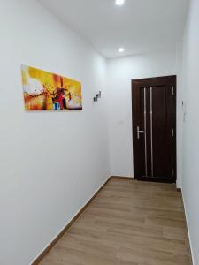 una habitación con una pintura en la pared y una puerta en Granatelli Holiday Home, en Altavilla Milicia