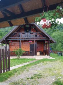 Cette cabane en rondins dispose d'un balcon et d'une terrasse couverte. dans l'établissement Brvnara Sofiana, à Bajina Bašta