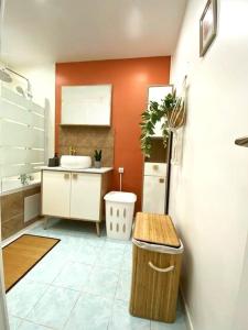 a bathroom with a sink and a toilet in it at Appartement spacieux à Cergy in Pontoise