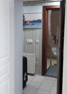 een badkamer met uitzicht op de oceaan bij Hane Apart in Istanbul