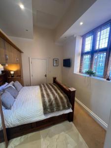- une chambre avec un lit et une grande fenêtre dans l'établissement Victorian convent, à Windsor