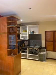 apartamentos Casa Amarilla في غرناطة: مطبخ كبير مع أجهزة بيضاء ورمادية