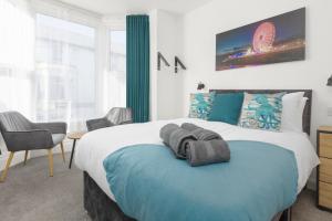 A bed or beds in a room at Charles Alexander Short Stay - TheWestern Blackpool