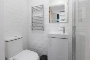 uma casa de banho branca com um WC e um lavatório em Charles Alexander Short Stay - TheWestern Blackpool em Blackpool