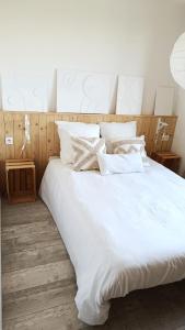 מיטה או מיטות בחדר ב-Maison ecologique en paille