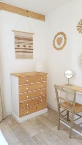 sypialnia z komodą, biurkiem i krzesłem w obiekcie Maison ecologique en paille w mieście La Chapelle-Enchérie