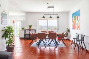 ein Esszimmer mit einem Tisch und Stühlen in der Unterkunft Casa do alqueva in Reguengos de Monsaraz