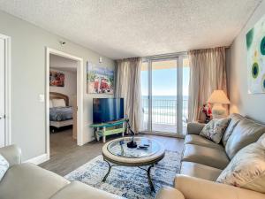 TV a/nebo společenská místnost v ubytování Top Floor Oceanfront - Pool, Beach & Steps to Flagler Ave