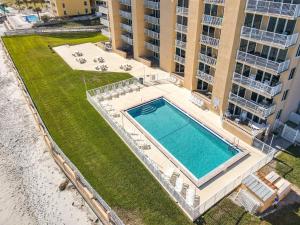 Bazén v ubytování Top Floor Oceanfront - Pool, Beach & Steps to Flagler Ave nebo v jeho okolí