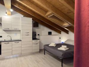 een slaapkamer met een bed en een wastafel bij Comfort Room 1 Dogana Svizzera in San Fermo della Battaglia