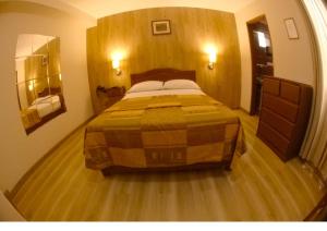 Llit o llits en una habitació de Hotel Asturias Inn
