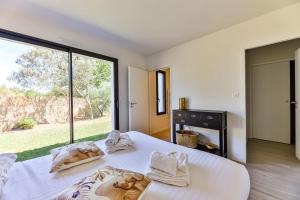 1 dormitorio con 2 camas y ventana grande en Chiron Reculeau - Maison avec piscine, en Bois-de-Cené