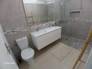 Ένα μπάνιο στο Villa Noo La