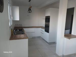 Η κουζίνα ή μικρή κουζίνα στο Villa Noo La