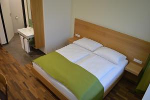 Posteľ alebo postele v izbe v ubytovaní Business Motel Feldkirch