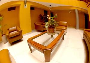sala de estar con mesa de centro y sofá en Hotel Asturias Inn en Lima