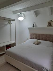 1 dormitorio con 1 cama blanca grande y TV en Home White, en Laives