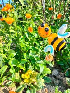 una estatua de una abeja en un jardín en Night & Day Affittacamere di Laura Patuelli en Cotignola