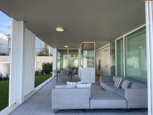 patio z kanapą i stołem na domu w obiekcie Holiday Rentals at Camiral Golf & Wellness w mieście Caldes de Malavella