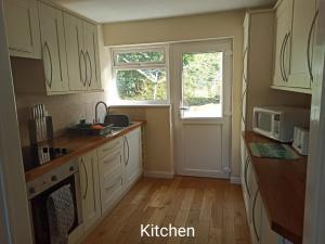 Kuchyň nebo kuchyňský kout v ubytování Holiday home in Dale, Pembrokeshire