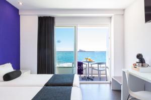 ベニドルムにあるHotel Brisaのベッド付きのホテルルームで、海の景色を望めます。