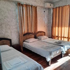 Llit o llits en una habitació de Hotel Kvariati Nugo