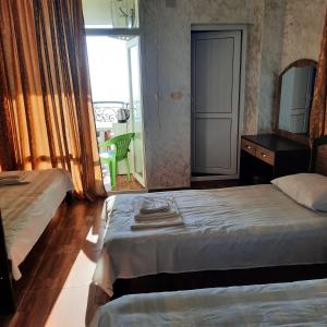 Llit o llits en una habitació de Hotel Kvariati Nugo