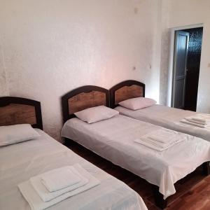 Llit o llits en una habitació de Hotel Kvariati Nugo