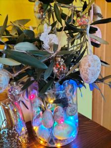un jarrón lleno de adornos de Navidad en una mesa en Night & Day Affittacamere di Laura Patuelli en Cotignola