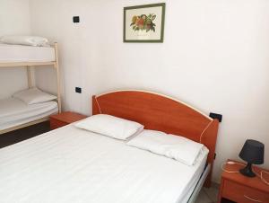 1 dormitorio con 1 cama y 2 literas en Fides Apartment, en Rosolina Mare