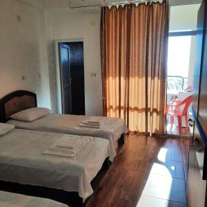 Llit o llits en una habitació de Hotel Kvariati Nugo
