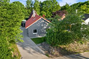 an overhead view of a house with a red roof at Niewoh Ferienhaus Wiesenblick,Ammerland, Conneforde in Wiefelstede