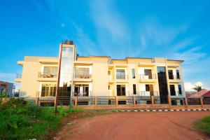 una casa gialla con una recinzione di fronte di Venus VIP VILLA SUITES a Kigali