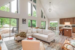 Η κουζίνα ή μικρή κουζίνα στο Cabin Rental Near Black Mountain Fire Pit and Grill