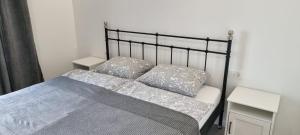 Seabreeze Luxury Apartments في نجيفيش: سرير عليه وسادتين في غرفة