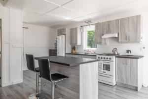 Кухня или мини-кухня в Lac-Mercher-2 - Chalet enchanteur avec terrasse et lac
 +17 фотографий