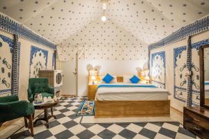 Łóżko lub łóżka w pokoju w obiekcie Desert Heritage Luxury Camp And Resort