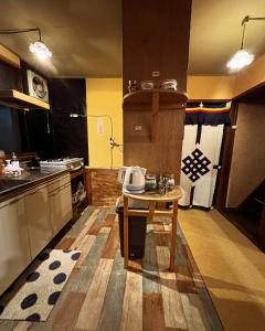 una cucina con tavolo al centro di Hostel Otro Mundo a Kyoto
