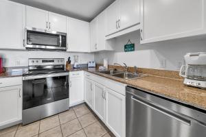 Η κουζίνα ή μικρή κουζίνα στο Laketown Wharf 827 - Lifes A Beach by Emerald Coast Retreats +45 φωτογραφίες