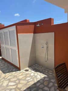 La salle de bains est pourvue d'une douche avec une porte. dans l'établissement Casa Macken con piscina climatizada y jacuzzi, à San Bartolomé