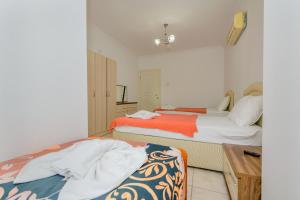 ein Schlafzimmer mit zwei Betten und einem Schreibtisch darin in der Unterkunft Kavak Garden in Fethiye + 23 Fotos