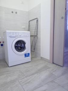 una lavatrice e un'asciugatrice in camera di Appartamento B di Vico Martiri a Teulada