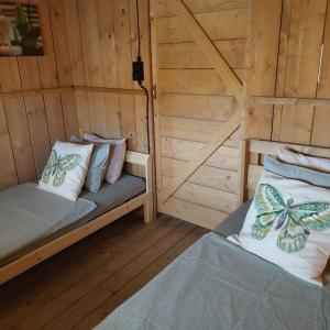 Habitación con 2 camas en una cabaña de madera en Glamping Vive Tus Suenos -Libertad- Caminito del Rey en Alora