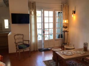 sala de estar con mesa, silla y puerta en La sauvagine en Saintes-Maries-de-la-Mer
