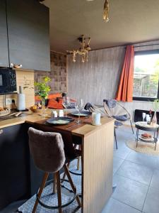 una cucina con tavolo e bicchieri da vino di temps 1solite a Andenne
