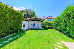 einen Garten mit einem Tisch und Stühlen im Hof in der Unterkunft Kavak Garden in Fethiye