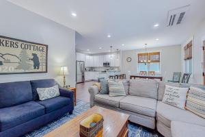 un soggiorno con due divani e un tavolo di Red Rockers Cottage a Black Mountain