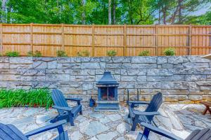 un camino in un cortile con due sedie e una recinzione di Red Rockers Cottage a Black Mountain